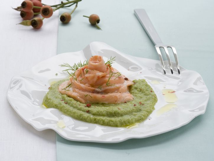 rose-di-salmone-su-crema-verde immagine