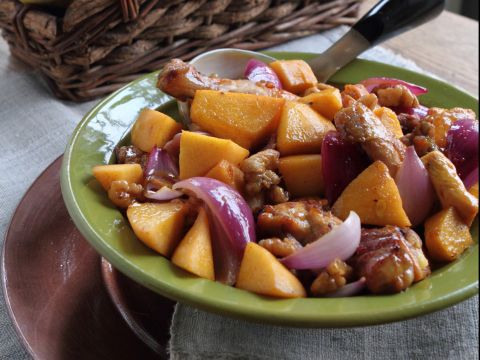 Tajine di pollo, cipolle rosse e zafferano
