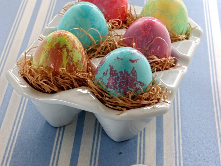 Lavoretti di Pasqua: uova dipinte segnaposto