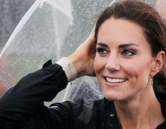 L'eleganza di Kate Middleton: foto sotto la pioggia