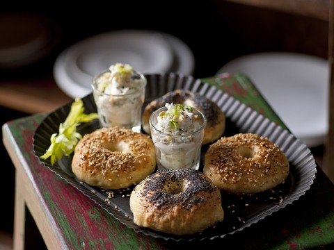 Bagel con dip di ricotta, noci e sedano