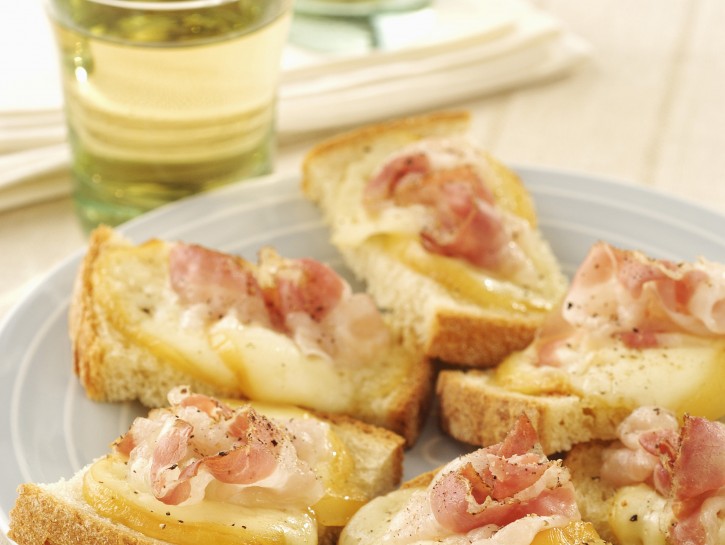 Ricetta Crostini fondenti con provolone e pancetta Donnamoderna