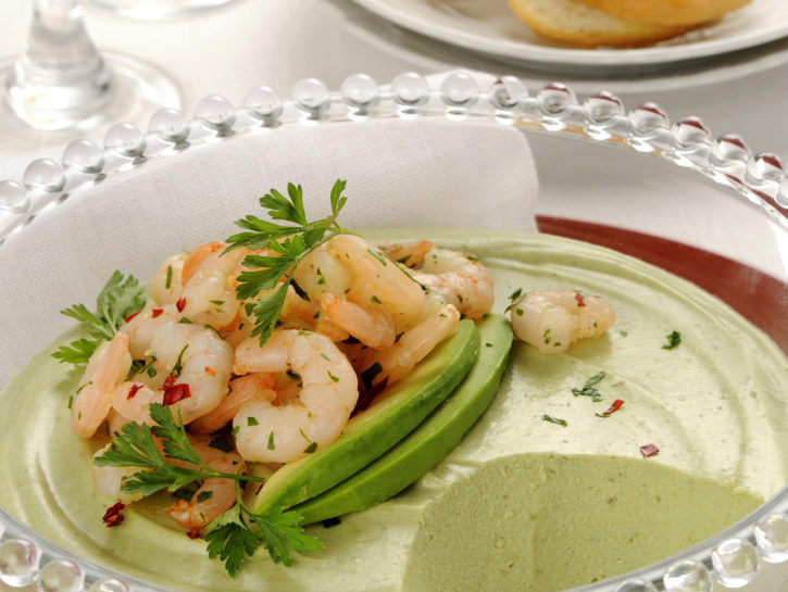 Mousse di avocado al peperoncino con gamberetti