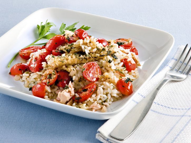 Riso pilaf al forno con tonno e pomodorini