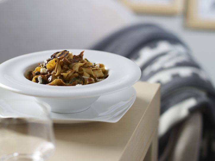 Tagliatelle di farina di ceci con capriolo e porcini