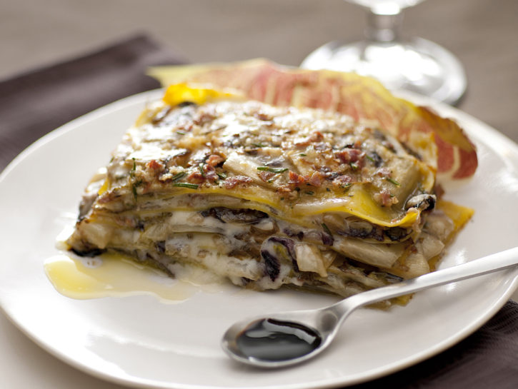 Teglia di lasagne con radicchio al lardo, castelmagno e aceto balsamico