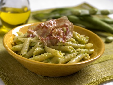 Pennette al pesto di fave e pancetta croccante
