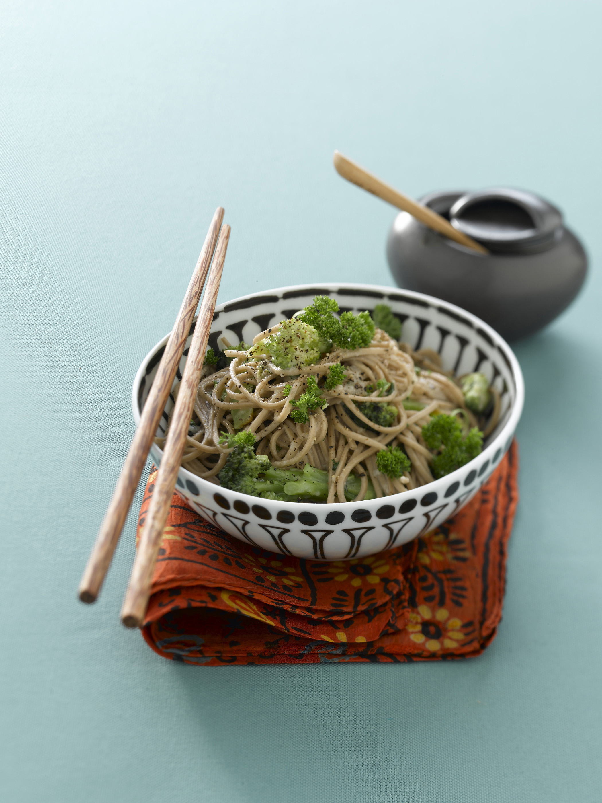 Ricetta Noodles giapponesi con broccoli e tofu - Donna Moderna