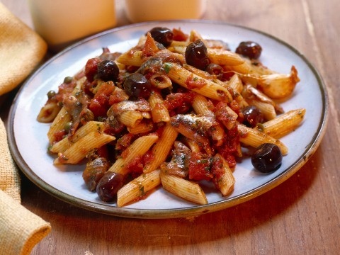 Penne con capperi e olive nere