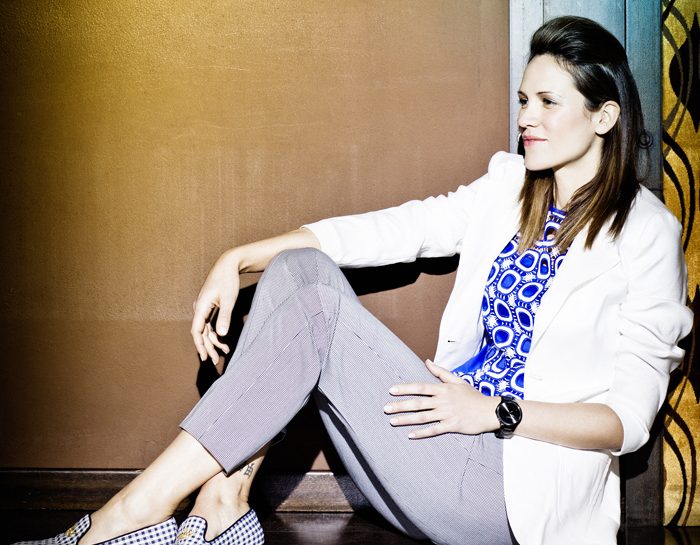 Le slippers a quadretti e i pantaloni a micro check
