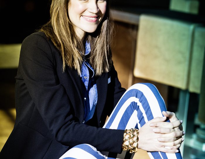 I pantaloni a righe e la camicia di jeans