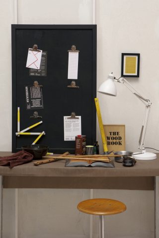 Per creare una zona studio all'interno di casa posiziona un tavolo ampio in un angolo che riceva abb