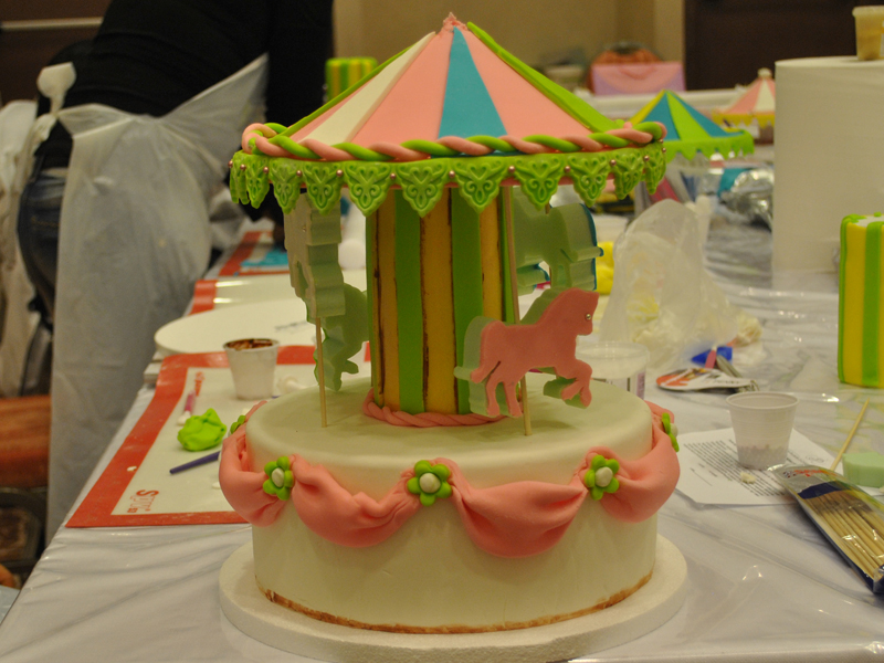 Cake design: la torta a forma di giostra - Donna Moderna