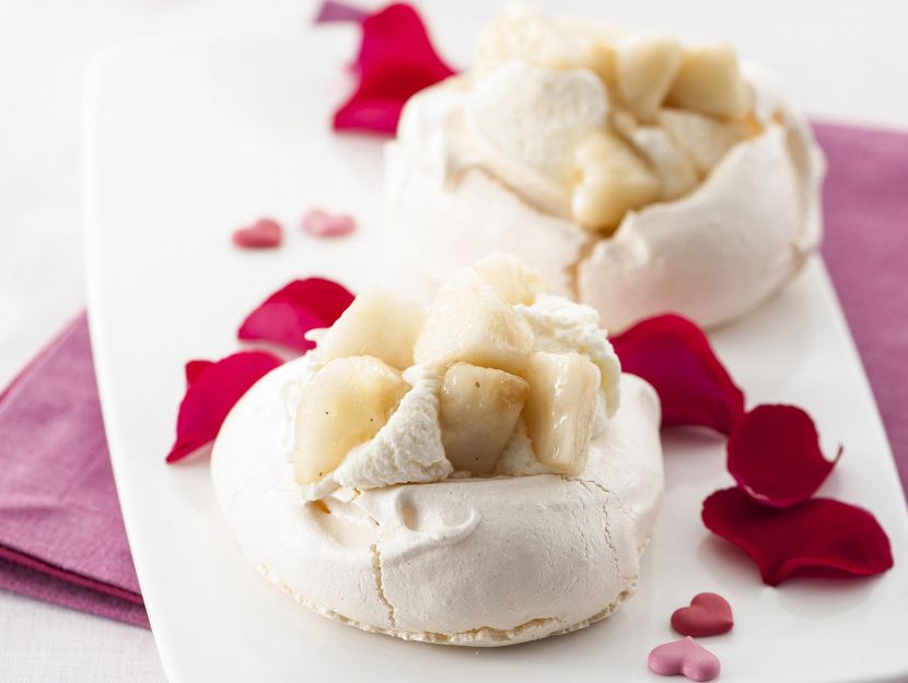 nidi-di-meringa-con-pere-cotte-al-te