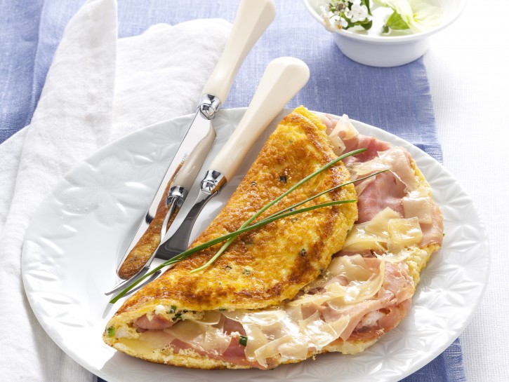 omelette-souffle-con-formaggio-e-prosciutto preparazione