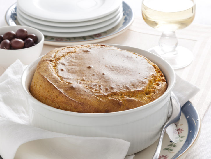Soufflé di peperoni con olive e basilico
