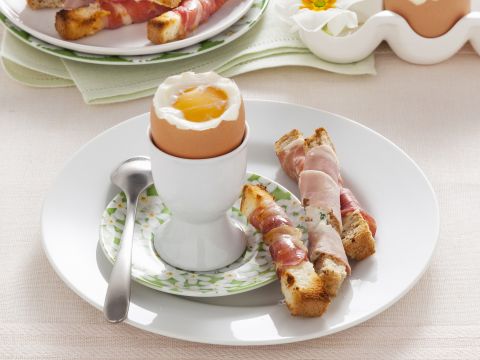 Uova alla coque con bastoncini affumicati