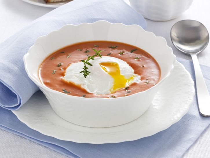 Ricetta Vellutata di pomodoro con uova in camicia - Donna Moderna