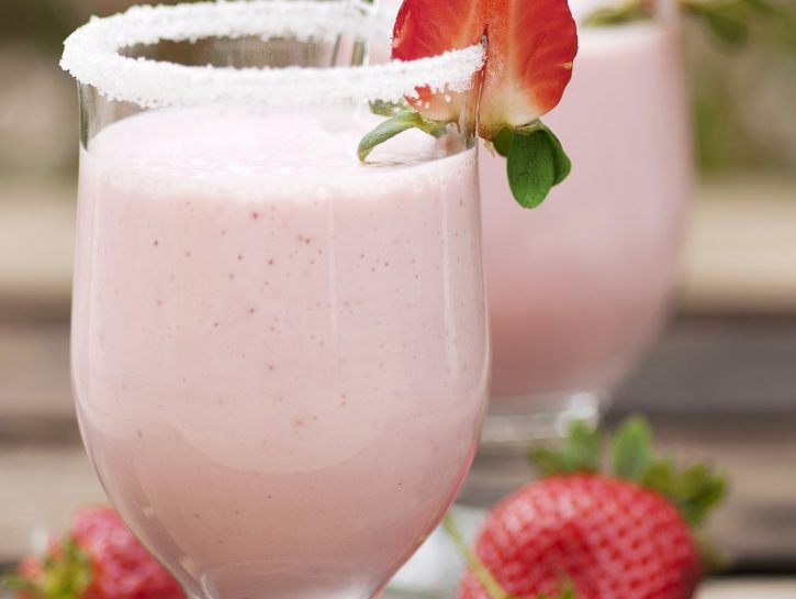 Il frullato con le fragole a colazione