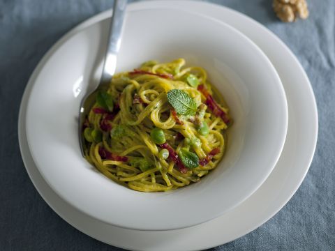 Chitarrine con fave e salame alla menta