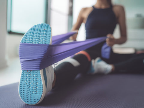 Tutti gli esercizi che puoi fare a casa con gli elastici fitness