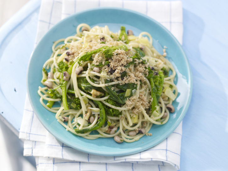 Spaghetti con fagioli, cime di rapa e bottarga