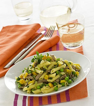 Penne con straccetti, peperoni e piselli