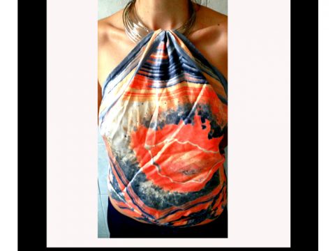 Come creare un top di tendenza da un foulard