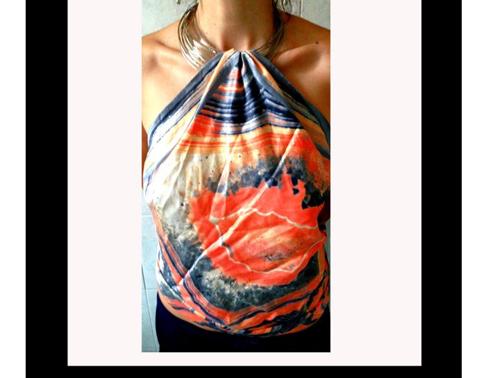 Come creare un top di tendenza da un foulard