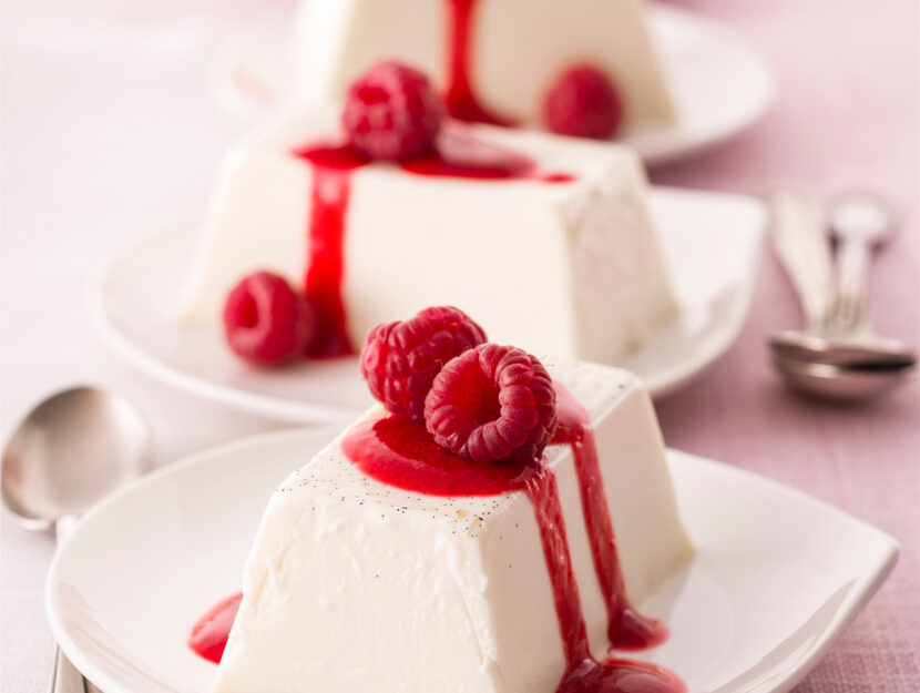 Panna cotta con coulis di lamponi