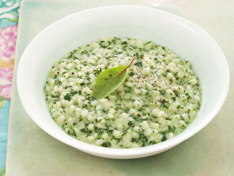 Orzotto con formaggio, erbe e spinaci