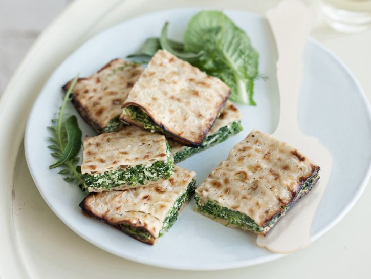 torta-di-pane-azzimo-con-rucola-radicchio-e-ortiche