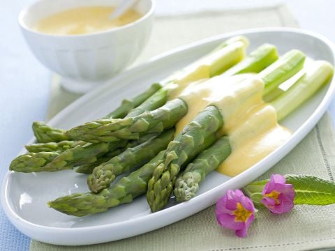 Asparagi lessati con salsa olandese