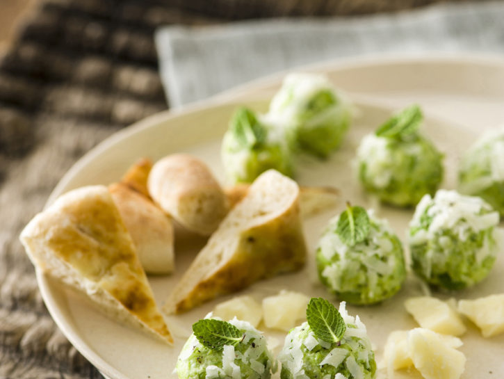 Bocconcini di pecorino e fave