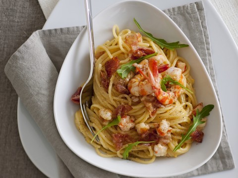 Spaghetti alla carbonara con mazzancolle e rucola