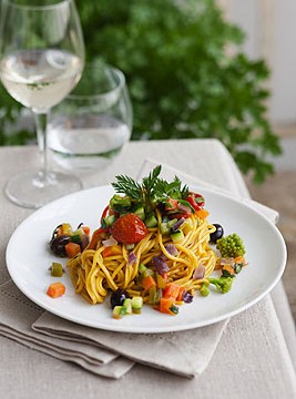 Spaghetti alle carote e curcuma con verdure