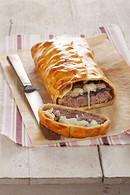 Strudel di salsiccia e cipolle rosse
