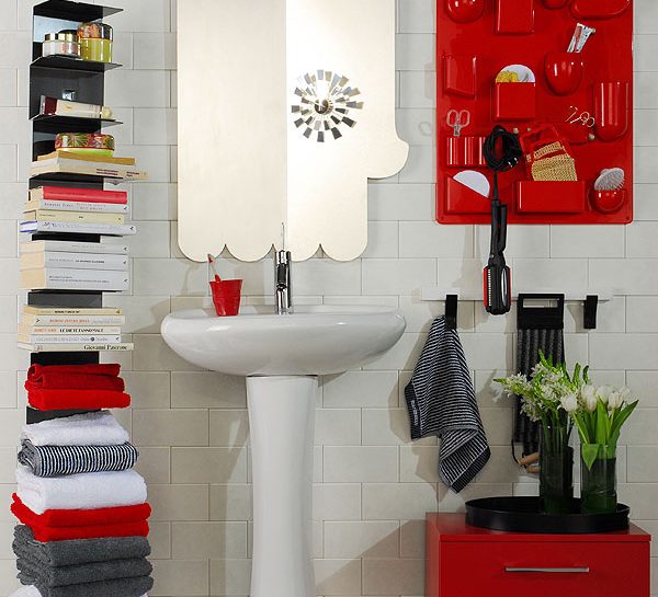 Non solo living e camera da letto, anche il bagno può essere un luogo ideale per accogliere una lib