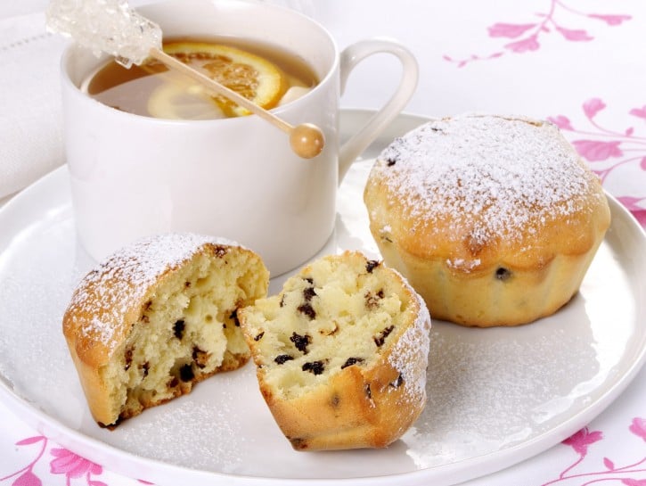 Muffin al cacao con tè all'ananas
