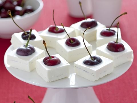 Cubotti di panna cotta alle ciliegie