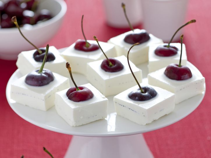 cubotti-di-panna-cotta-alle-ciliegie immagine