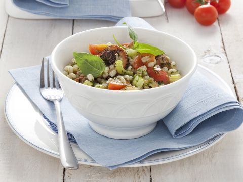 Insalata di orzo e polpo alle erbe
