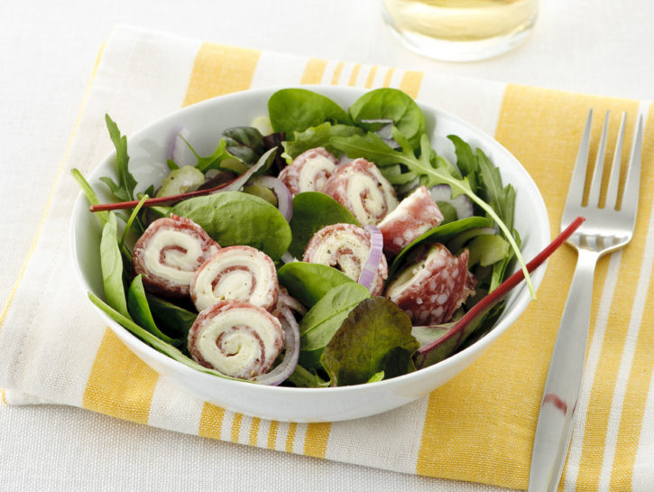 Insalatona sfiziosa con rondelle di salame