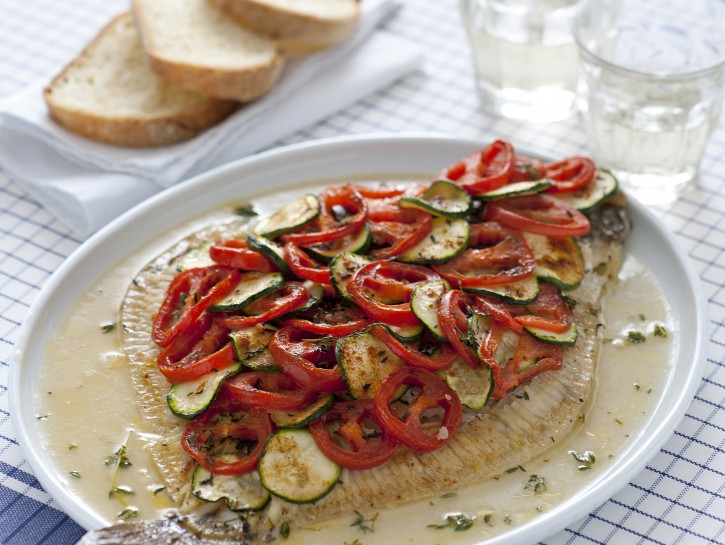 Rombo con zucchine e pomodori