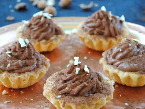 Tartellette alla nocciola con mousse al cioccolato