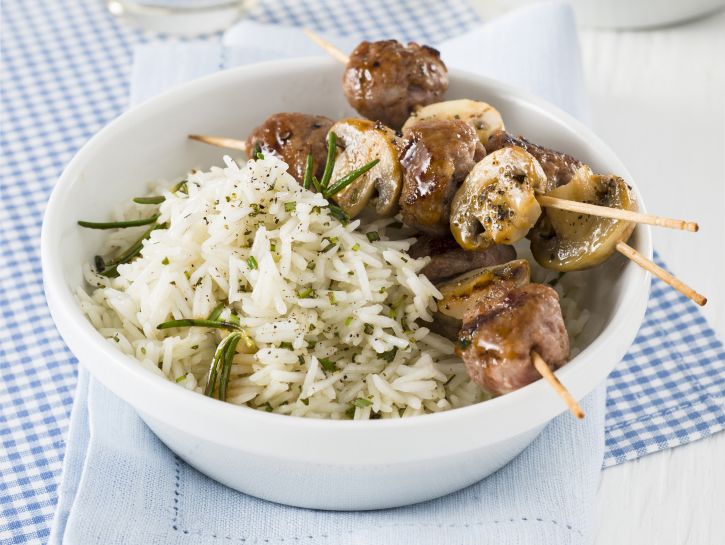 basmati-con-spiedini-salsiccia-e-funghi