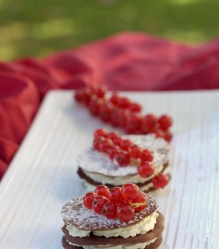 Cialde al cacao e rum con mousse di ricotta