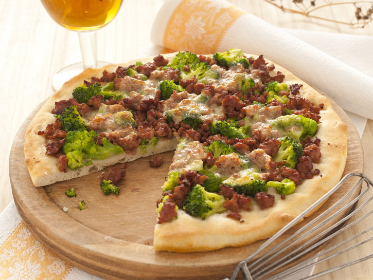 Pizza con salsiccia e broccoletti