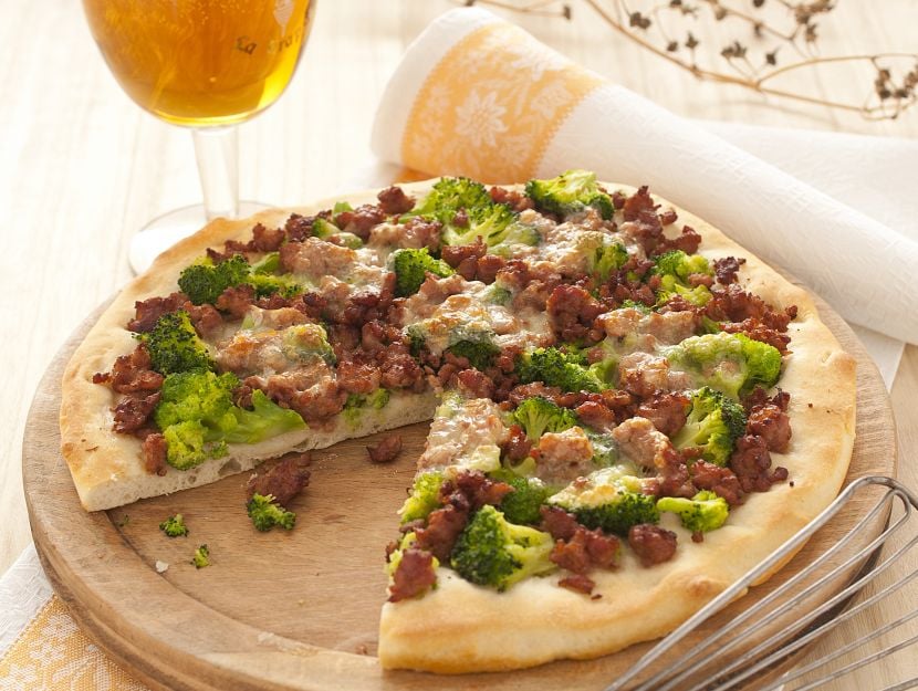 pizza-con-salsiccia-e-broccoletti immagine