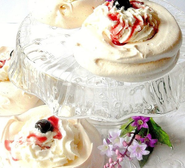 Mini pavlove con panna e amarene